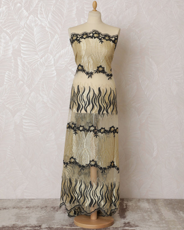 قماش تول نايلون كلاسيكي مطرز باللونين الأسود والكريمي، بعرض 140 سم - تصميم مموج وزهور -D19233