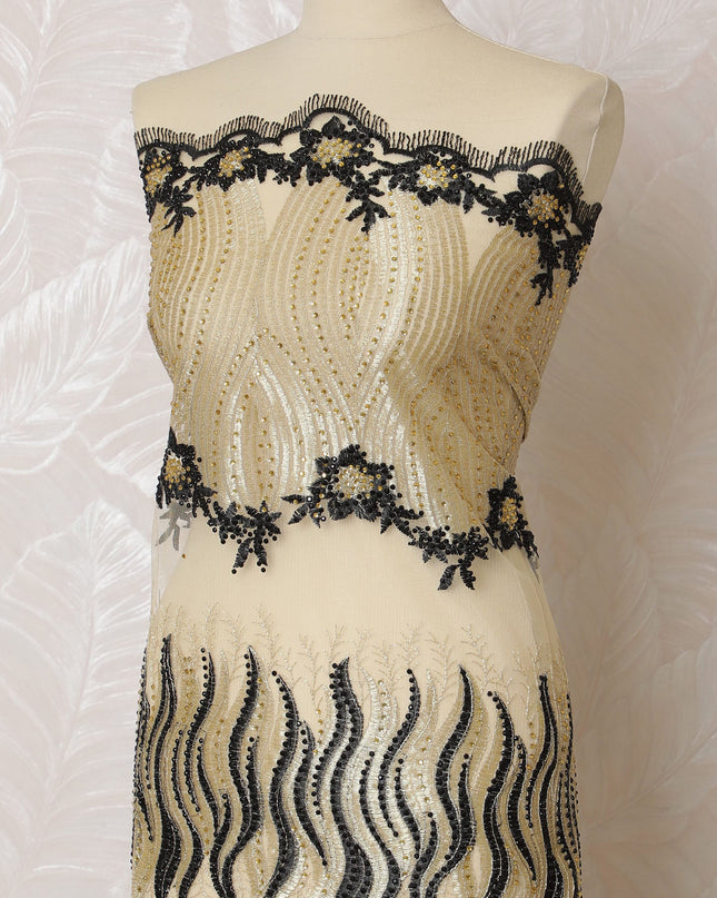 قماش تول نايلون كلاسيكي مطرز باللونين الأسود والكريمي، بعرض 140 سم - تصميم مموج وزهور -D19233