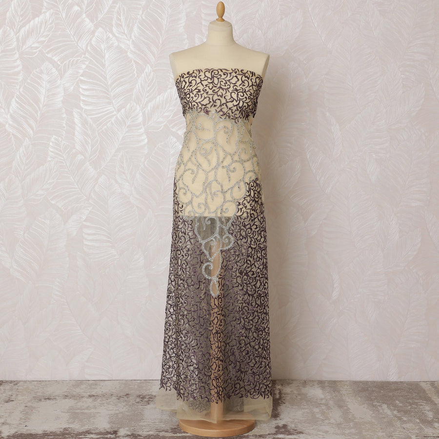 قماش تول نايلون مطرز باللون الرمادي الداكن والفضي، بعرض 140 سم - تصميم باروكي معقد-D19234