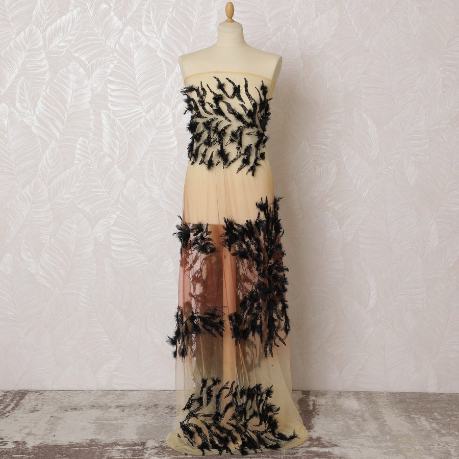 قماش تول نايلون مطرز باللون الكريمي والريش الأسود، عرض 140 سم - تصميم ريش تجريدي-D19244