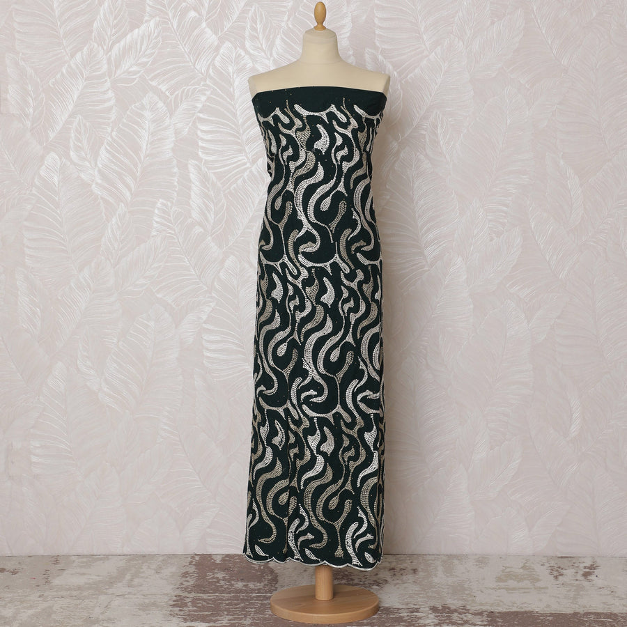 قماش قطن مخلوط باللون الأسود الأنيق مع تطريز أبيض وذهبي - آخر قطعة 3.0 متر، عرض 110 سم -D19778