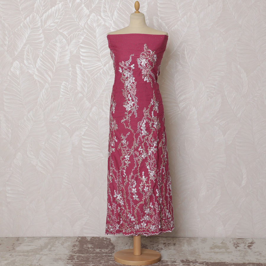 قماش قطن مخلوط باللون الوردي العنابي مع تطريز أبيض معقد - آخر قطعة مقاس 3.0 متر، عرض 110 سم -D19788