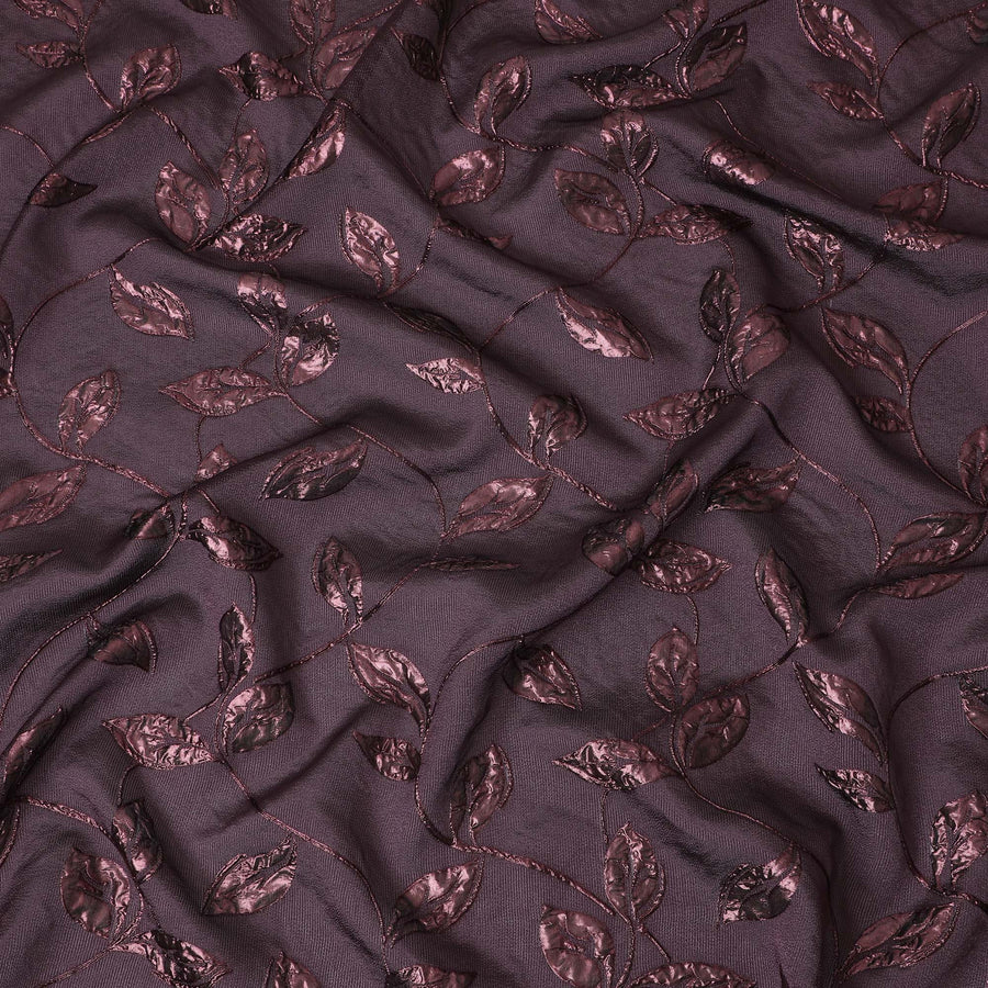 قماش بروكار صناعي برقوقي وعنابي مع تصميم أوراق الشجر - عرض 140 سم-D19799