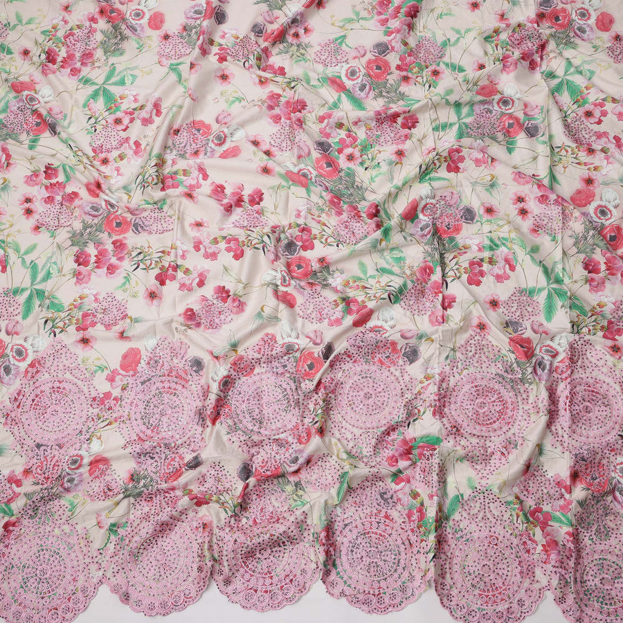 قماش قطني بطبعة زهور بقاعدة كريمية مع تطريز وردي وحواف دائرية من الدانتيل، عرض 140 سم، صنع في الهند - قطعة 3 أمتار - D23688