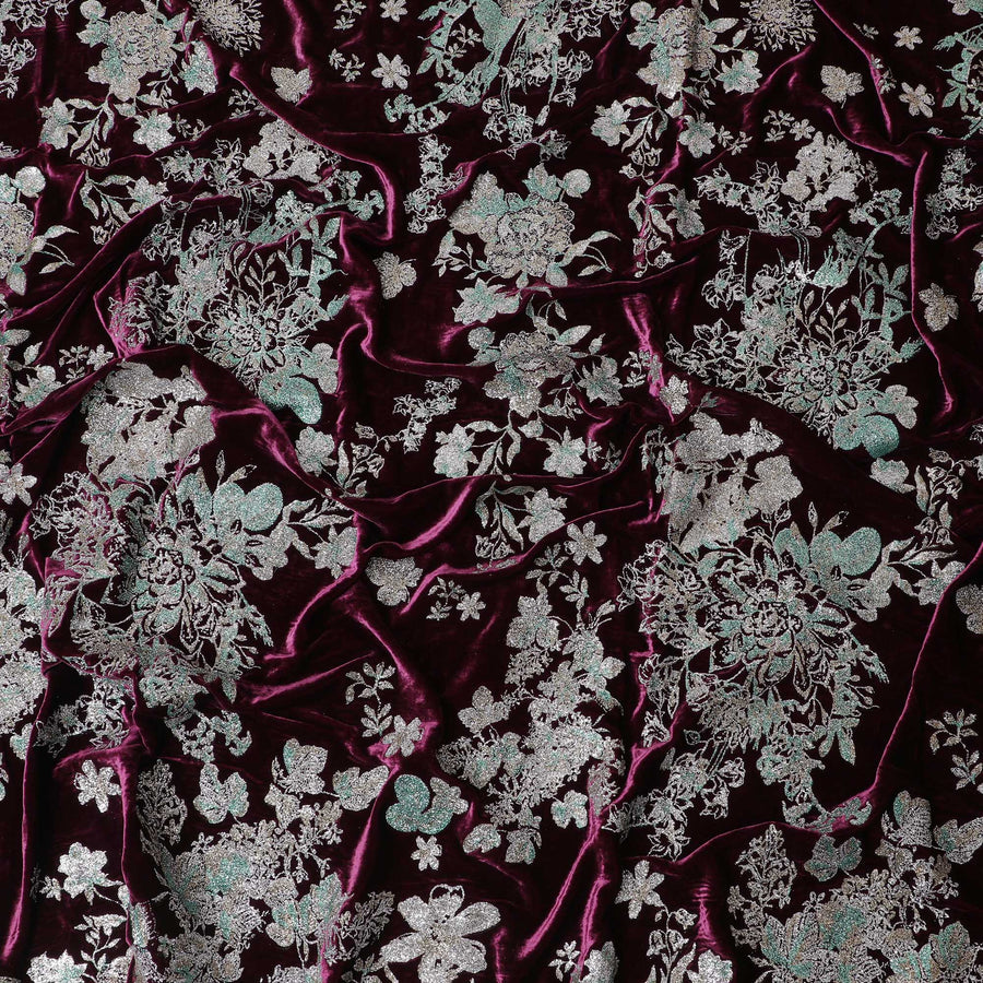 قماش مخملي فاخر من مزيج الحرير باللون العنابي مع لمعان زهور فضية -D18991 (1.8 متر)