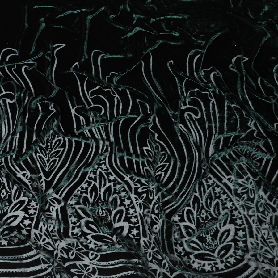 قماش مخملي أنيق من مزيج الحرير باللون الأخضر مع تصميم بنمط أثيري أبيض -D18994 (2.2 متر)