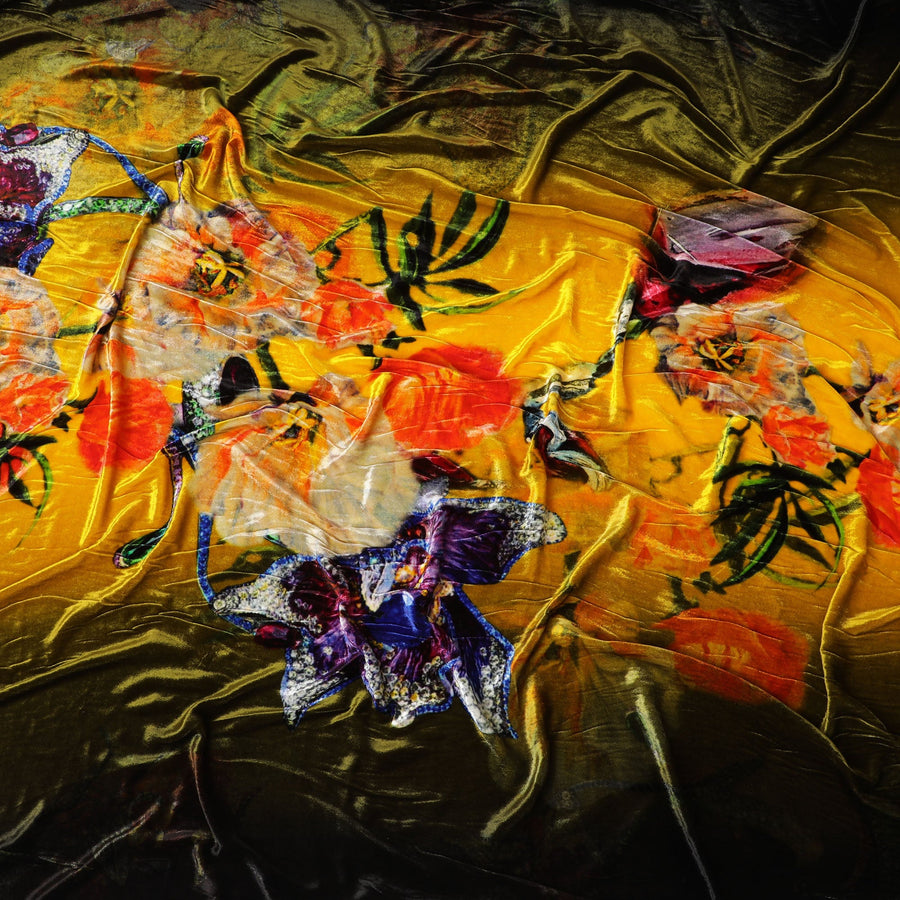 قماش مخملي فاخر من مزيج الحرير باللون الأصفر الذهبي مع طباعة زهور نابضة بالحياة -D19008 (1.7 متر)