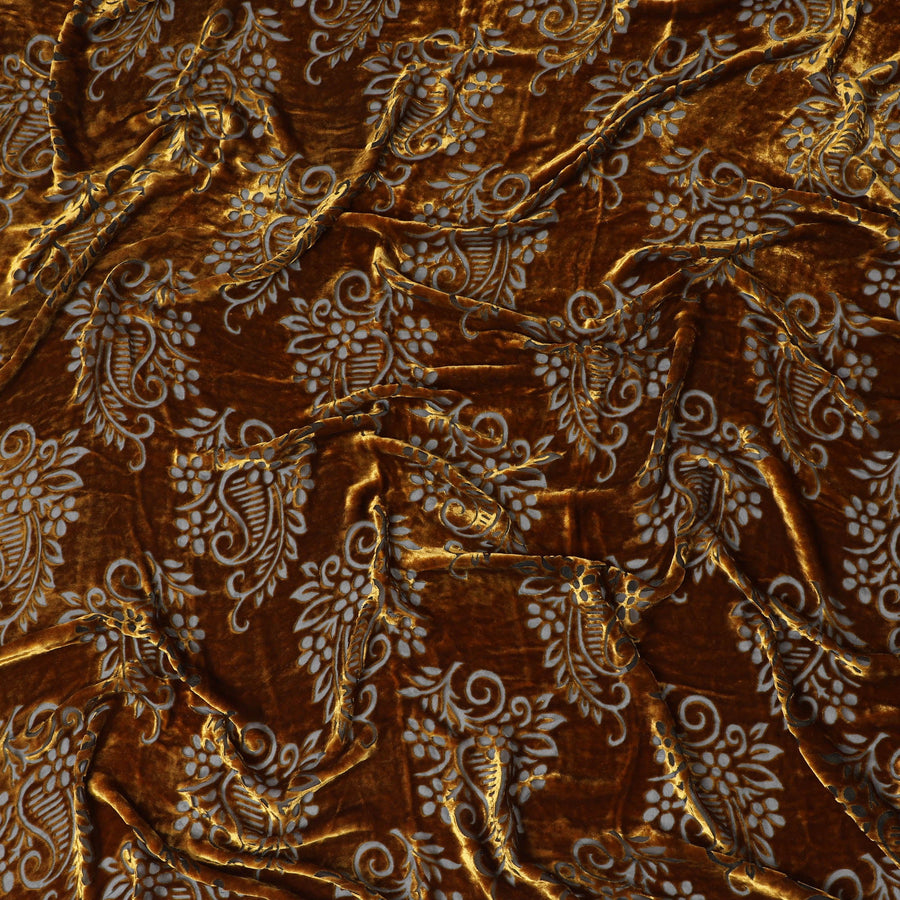 مخمل من مزيج الحرير الذهبي مع أنماط بيزلي بيضاء مزخرفة -D19016 (1 متر)