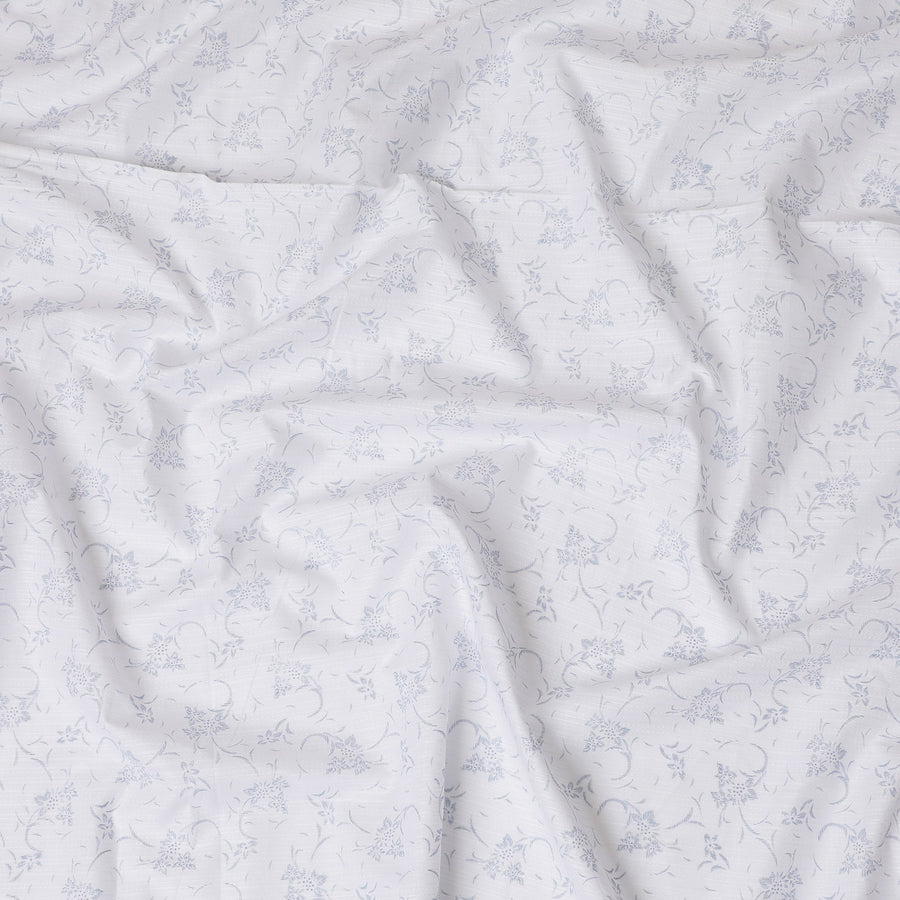 قماش قميص قطني أبيض نقي مع زخارف زهور زرقاء، لمسة نهائية من الساتان، بعرض 150 سم -D19189