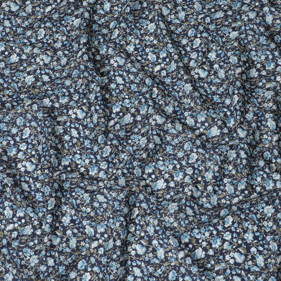 قماش عشبي قطني متطور باللون الأزرق الداكن مع أزهار زرقاء فاتحة، بعرض 110 سم، تصميم ياباني-D19551
