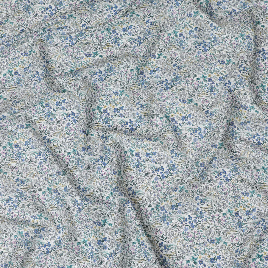 قماش عشبي قطني مزين بالزهور باللون الأبيض الساحر مع أزهار زرقاء ووردية، عرض 110 سم، تصميم ياباني-D19553