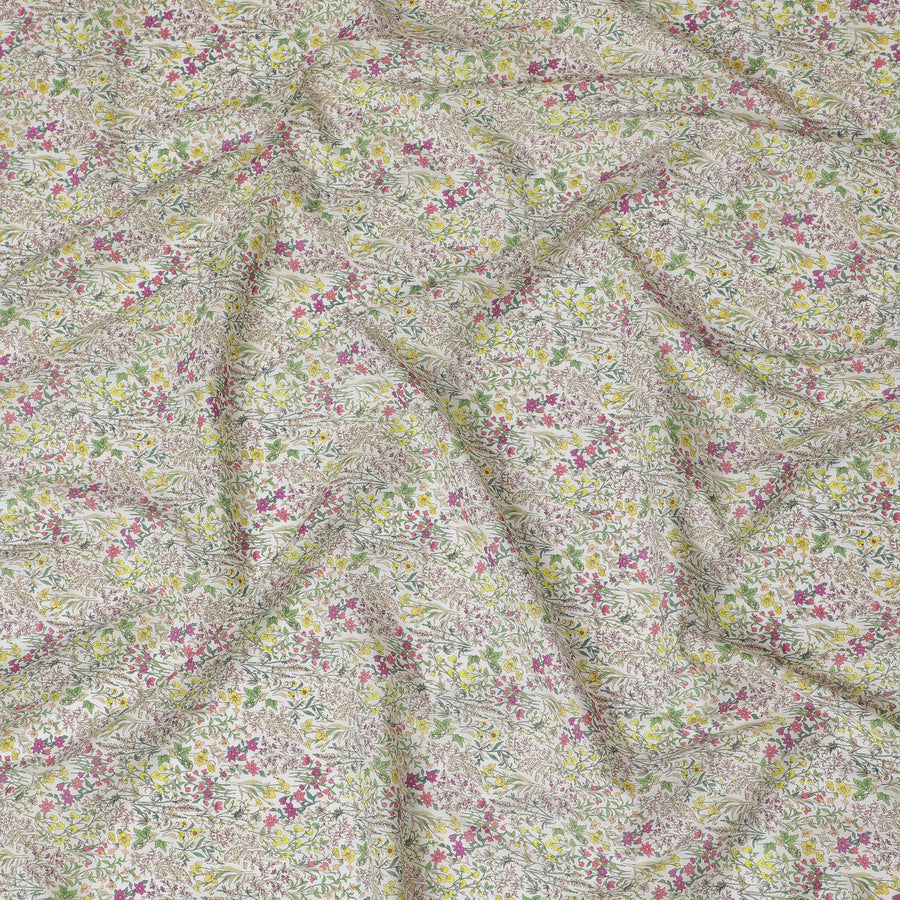 قماش عشبي قطني مزين بالزهور باللون الأبيض الساحر مع أزهار وردية وصفراء، عرض 110 سم، تصميم ياباني-D19556