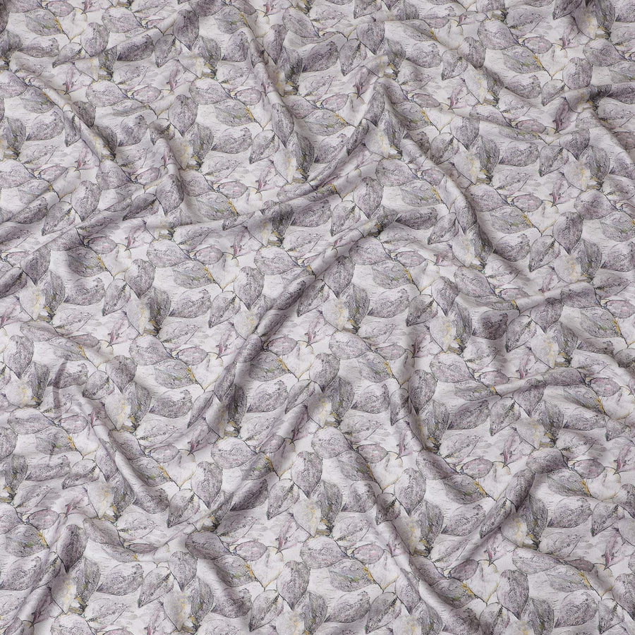 قماش قطني ساتان بطبعة أوراق الشجر باللون الرمادي الفضي مع اللون الأرجواني، عرض 110 سم - 20063