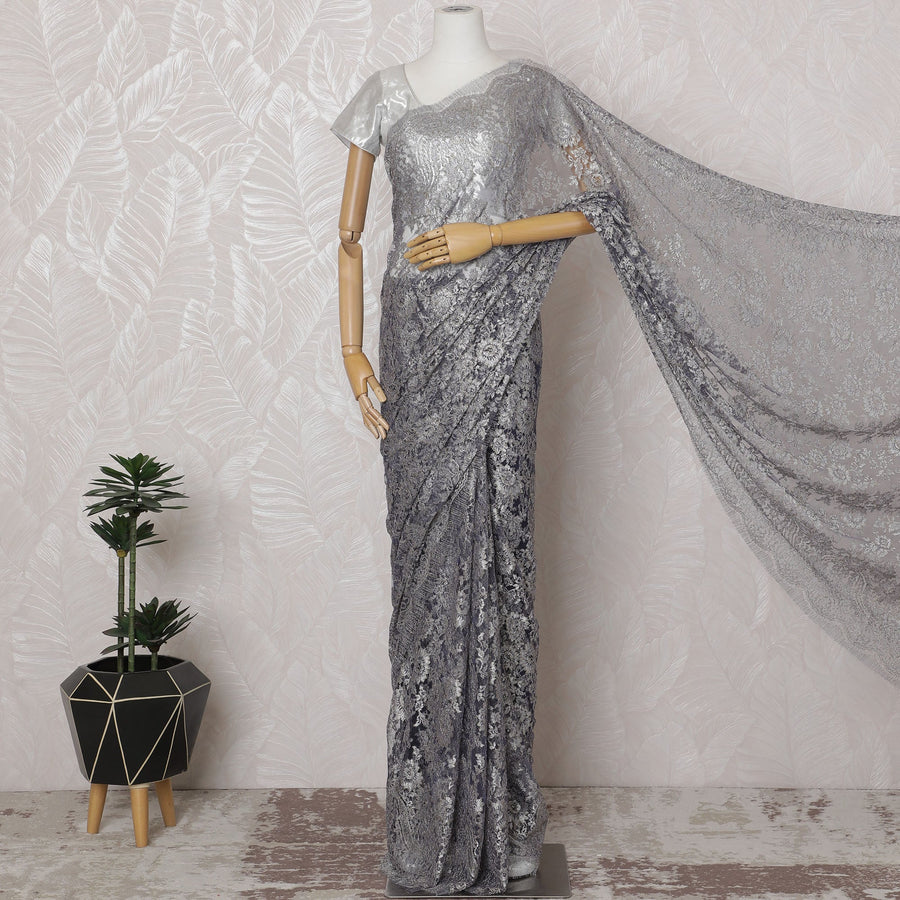 ساري فرنسي معدني من الدانتيل باللون الرمادي الفاتح والأزرق - عرض 110 سم، 5.5 متر - D20156