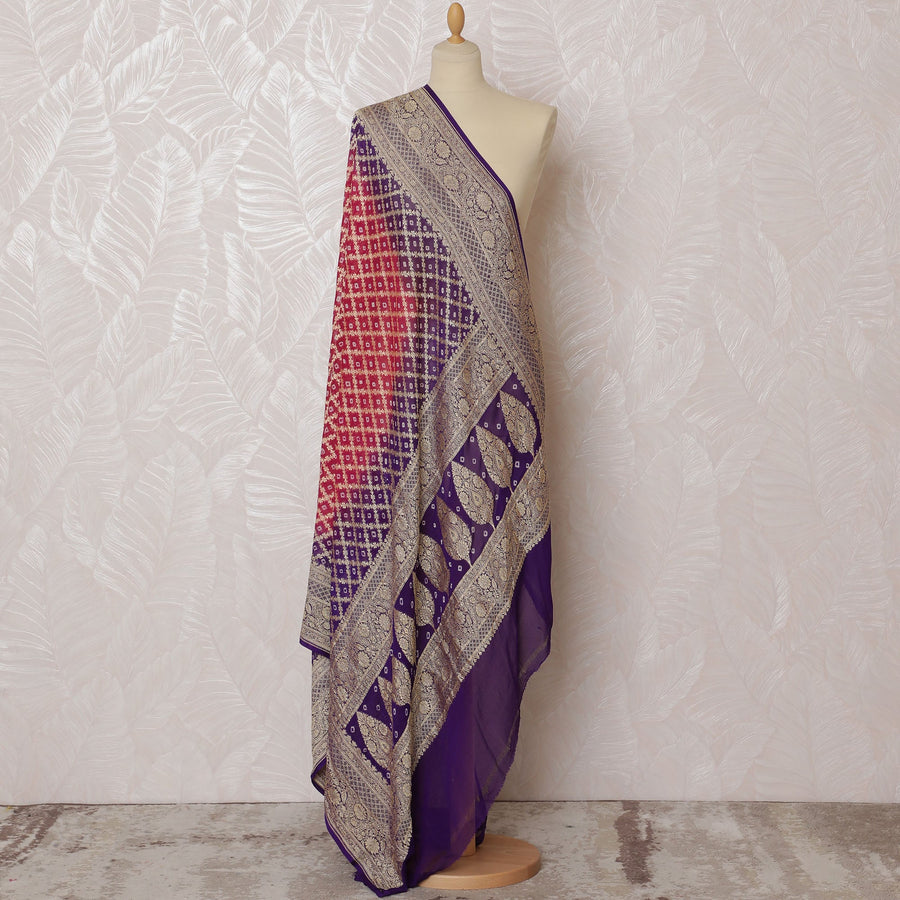 دوباتا من الحرير الجورجيت باللونين الأرجواني والأحمر مع حدود ذهبية معقدة - 265 × 110 سم، الهند - D20288