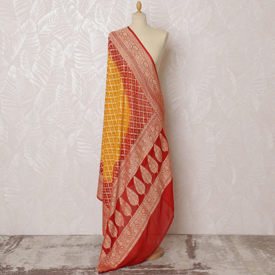 دوباتا من الحرير الجورجيت باللونين الأصفر والأحمر مع حافة زهرية ذهبية - 265 × 110 سم، الهند - D20292