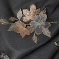 قماش حرير أورجانزا أسود مع تطريز زهور باللون الخوخي والرمادي، عرض 110 سم - D20436
