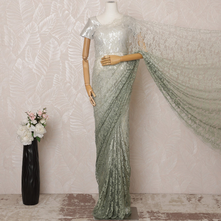 ساري شانتيلي فرنسي فاخر من الدانتيل باللون الأخضر الغار إلى الأخضر المائل للرمادي - 5.5 متر، تصميم زهور، عرض 110 سم - D20756