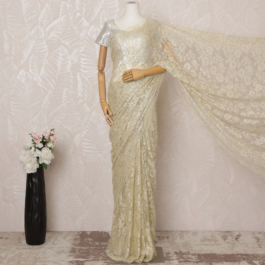 ساري شانتيلي فرنسي فاخر باللون الذهبي الفاتح المعدني - 5.5 متر، تصميم زهور، عرض 110 سم - D20770