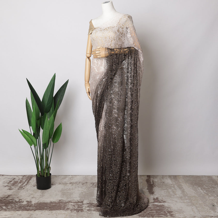 قماش دانتيل شانتيلي فرنسي متدرج من الأبيض العاجي إلى البني مع زخارف حجرية – 5.5 متر، تصميم زهور، عرض 110 سم – D21058