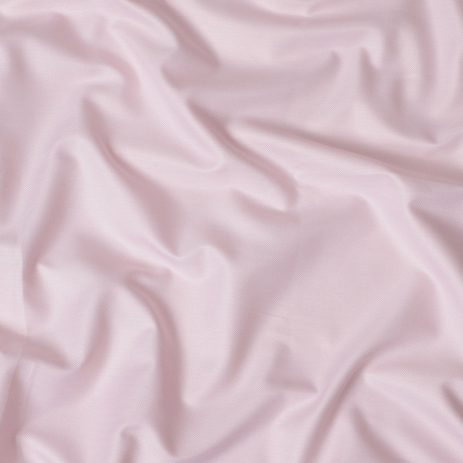 قماش قمصان من القطن السويسري الفاخر بنسبة 100% باللون الوردي الفاتح بنقشة متعرجة رقيقة، عرض 140 سم - D21413