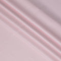 قماش قمصان من القطن السويسري الفاخر بنسبة 100% باللون الوردي الفاتح مع نسيج مضلع رقيق، عرض 140 سم - D21429