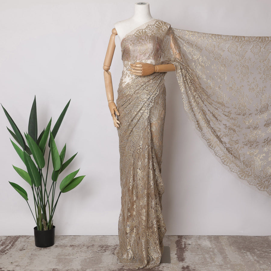 قماش ساري شانتيلي فرنسي فاخر باللون البني الفاتح والذهبي، 5.5 متر × 110 سم - D21520