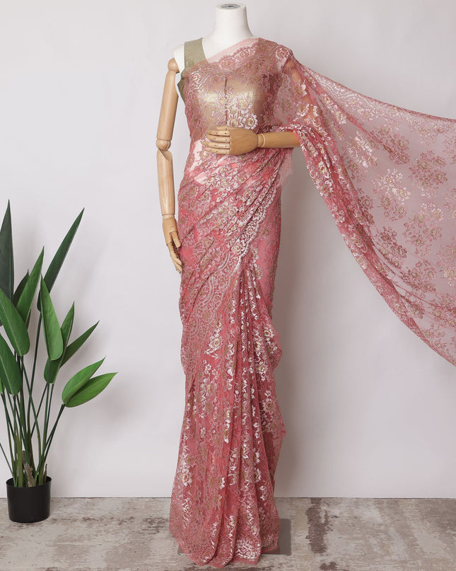 قماش ساري شانتيلي فرنسي معدني فاخر باللون الوردي المرجاني، 5.5 متر × 110 سم - D21524