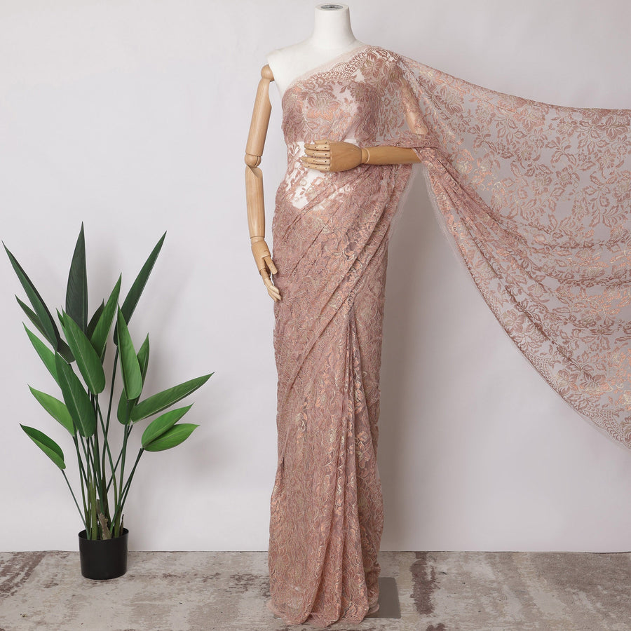 قماش ساري شانتيلي فرنسي معدني فاخر باللون الوردي الفاتح مع الفضي والذهبي، 5.5 متر × 110 سم - D21535