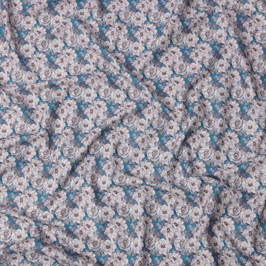 قماش قطني مطبوع عليه زهور زرقاء مع تصميم وردة بيضاء، عرض 110 سم، صنع في الهند - D22509