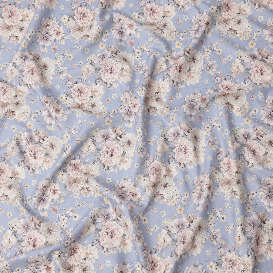 قماش قطني مطبوع عليه باقة زهور باللون الأزرق الباستيل بدرجات اللون الوردي الفاتح والكريمي، عرض 110 سم، صنع في الهند - D22510