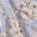 قماش قطني مطبوع عليه باقة زهور باللون الأزرق الباستيل بدرجات اللون الوردي الفاتح والكريمي، عرض 110 سم، صنع في الهند - D22510