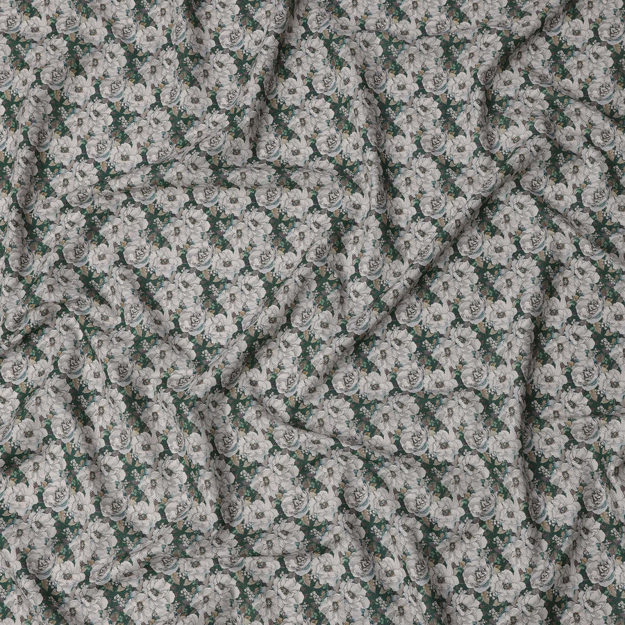 قماش قطني مطبوع عليه ورود عتيقة باللون الأخضر الداكن مع تفاصيل زهور كريمية، عرض 110 سم، صنع في الهند - D22511