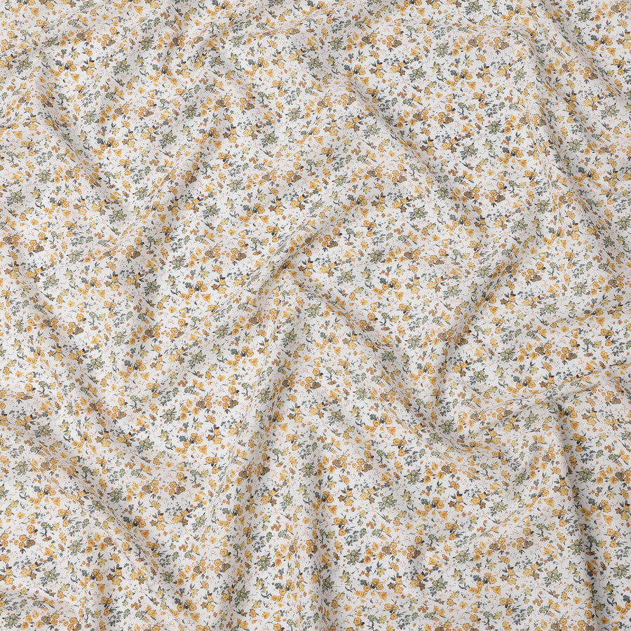 قماش قطني مطبوع عليه زهور صغيرة باللون الأبيض والأصفر والأخضر مع زخارف نباتية أنيقة، عرض 110 سم، صنع في اليابان - D22518