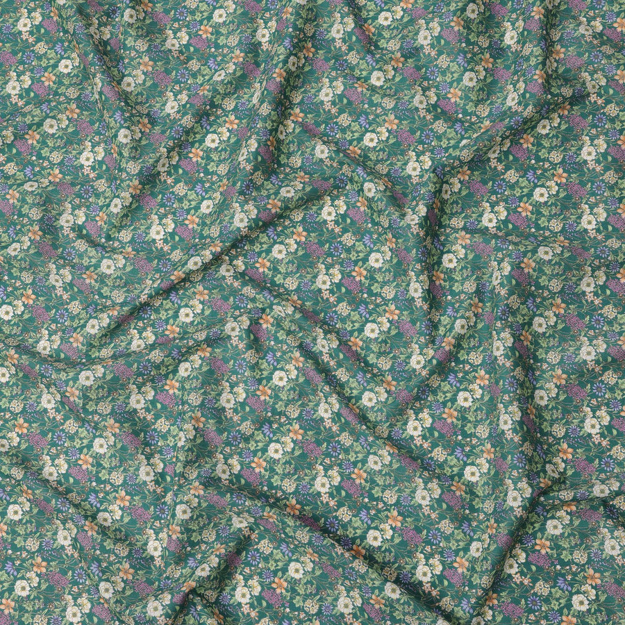 قماش قطني مطبوع عليه زهور الحديقة متعدد الألوان باللون الأخضر الزمردي مع أزهار باللون الكريمي واللافندر والبرتقالي، عرض 110 سم، صنع في اليابان - D22526