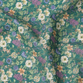 قماش قطني مطبوع عليه زهور الحديقة متعدد الألوان باللون الأخضر الزمردي مع أزهار باللون الكريمي واللافندر والبرتقالي، عرض 110 سم، صنع في اليابان - D22526