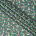 قماش قطني مطبوع عليه زهور الحديقة متعدد الألوان باللون الأخضر الزمردي مع أزهار باللون الكريمي واللافندر والبرتقالي، عرض 110 سم، صنع في اليابان - D22526