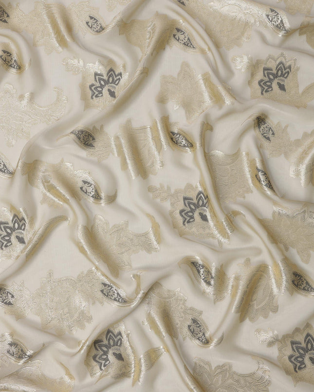 قماش شيفون حريري فرنسي ذهبي فاتح مع تصميم بروكيد مغول لوركس معدني، عرض 110 سم، صنع في فرنسا - D22572