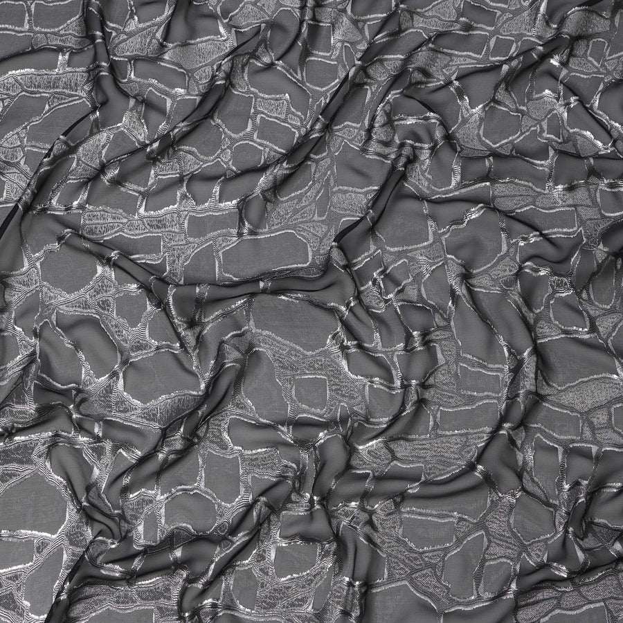 قماش شيفون حريري فرنسي أسود مع تصميم شبكي تجريدي من لوركس فضي معدني، عرض 110 سم، صنع في فرنسا - D22574
