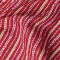 قماش فيسكوز مخلوط مطبوع على طراز بانداني أحمر بخطوط متموجة وزخارف منقطة، عرض 110 سم، صنع في الهند - D22809