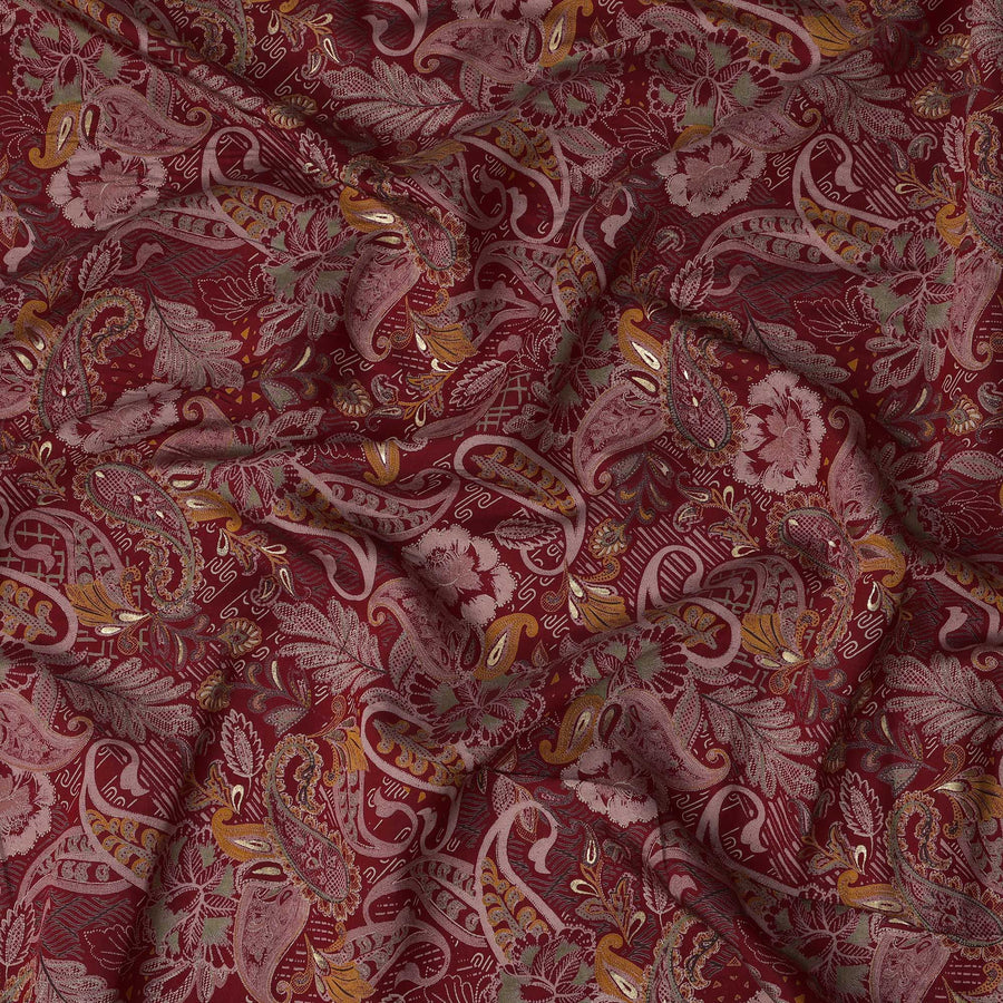 قماش فيسكوز مخلوط بنقشة بيزلي وزهور بلون عنابي مع لمسات ذهبية وتفاصيل دقيقة، عرض 110 سم، صنع في الهند - D22812