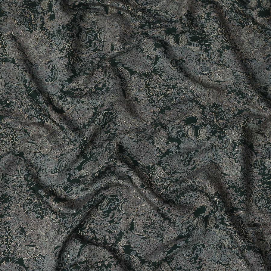 قماش فيسكوز مخلوط بنقشة بيزلي وأزهار خضراء داكنة مع لمسات معدنية وتفاصيل دقيقة، عرض 110 سم، صنع في الهند - D22813