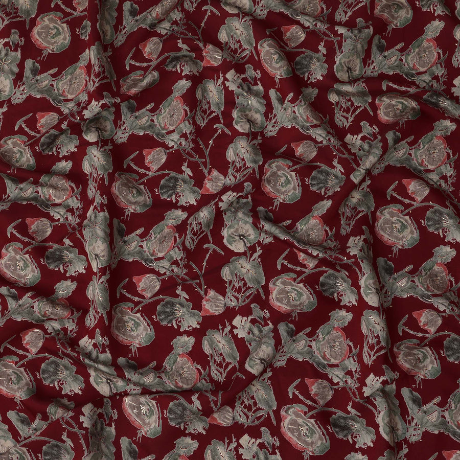 قماش فيسكوز مخلوط مطبوع عليه زهور باللون العنابي مع زخارف ورود مرسومة يدويًا باللونين الرمادي والأخضر، عرض 110 سم، صنع في الهند - D22815