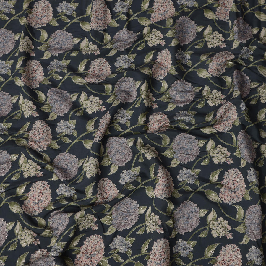 قماش فيسكوز مخلوط مطبوع عليه زهور بلون أزرق مخضر داكن مع زخارف زهور الكوبية الباستيل وأوراق الكروم، عرض 110 سم، صنع في الهند - D22817