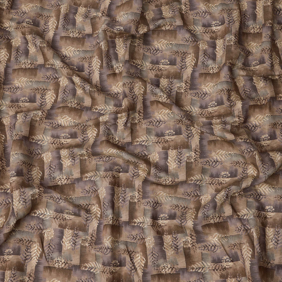 قماش فيسكوز مخلوط مطبوع عليه كتلة بلون بيج وبني داكن، بزخارف نباتية وأوراق بألوان ريفية، عرض 110 سم، صنع في الهند - D22822