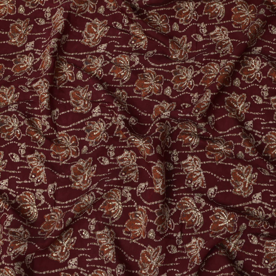 قماش فيسكوز مخلوط مطبوع عليه زهور باتيك بلون العنابي مع زخارف بيج وصدأ بأسلوب تقليدي مصنوع يدويًا، عرض 110 سم، صنع في الهند - D22826