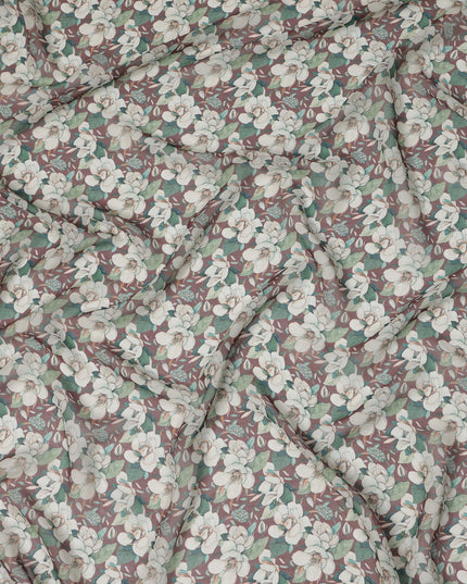 قماش أورجانزا صناعي مطبوع عليه زهور باللون الأبيض الفاتح مع لمسات من أوراق الشجر الخضراء، عرض 110 سم، صنع في الهند - D23320