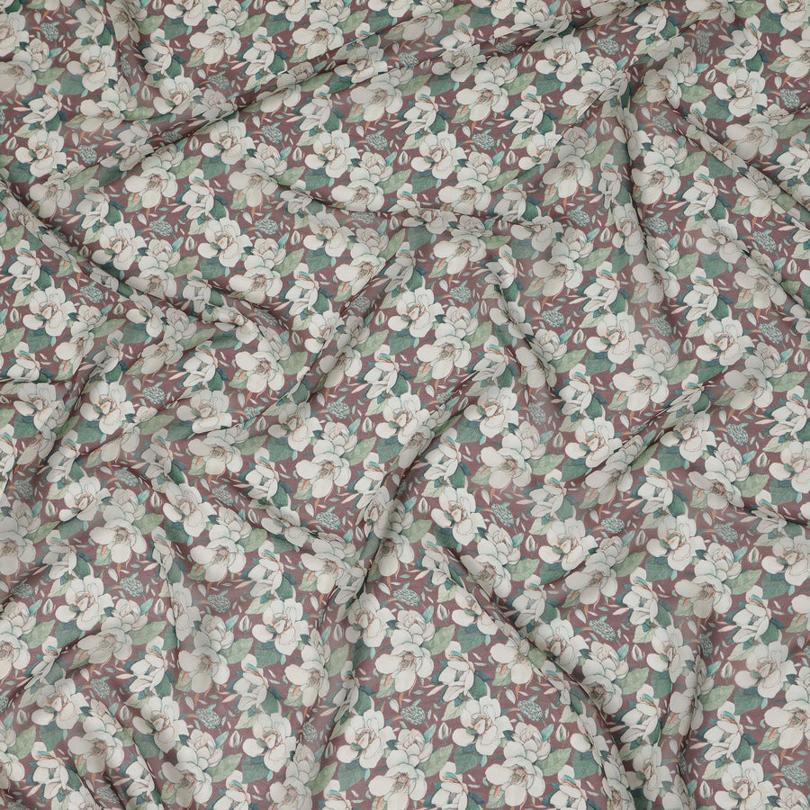 قماش أورجانزا صناعي مطبوع عليه زهور باللون الأبيض الفاتح مع لمسات من أوراق الشجر الخضراء، عرض 110 سم، صنع في الهند - D23320