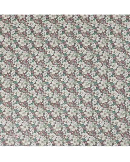 قماش أورجانزا صناعي مطبوع عليه زهور باللون الأبيض الفاتح مع لمسات من أوراق الشجر الخضراء، عرض 110 سم، صنع في الهند - D23320