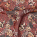 قماش جورجيت صناعي مطبوع عليه أوراق شجر حمراء صدئة مع تفاصيل زخارف خريفية، عرض 110 سم، صنع في الهند - D23325